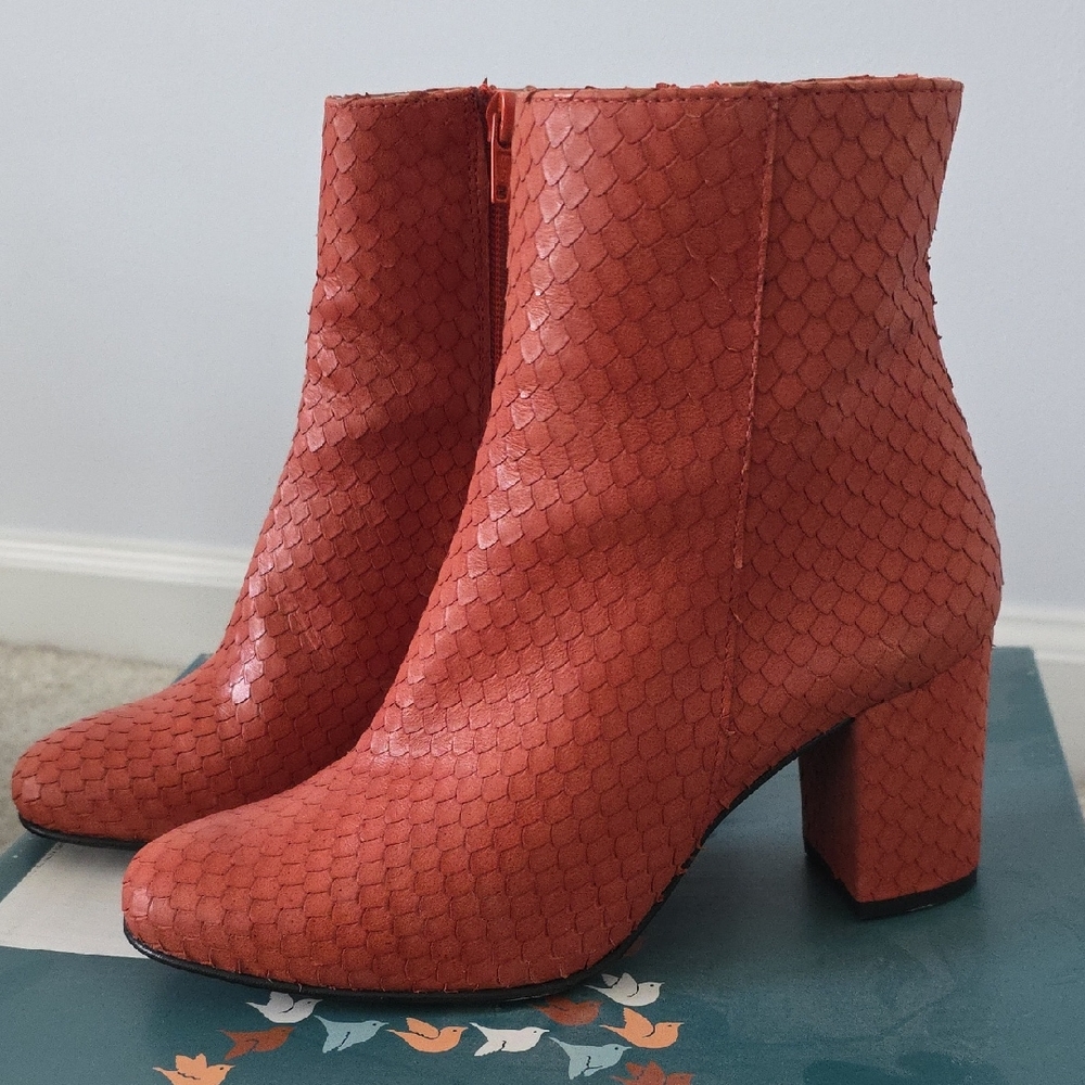 Elegant Salmon Textured Ankle Made In Spain Boots